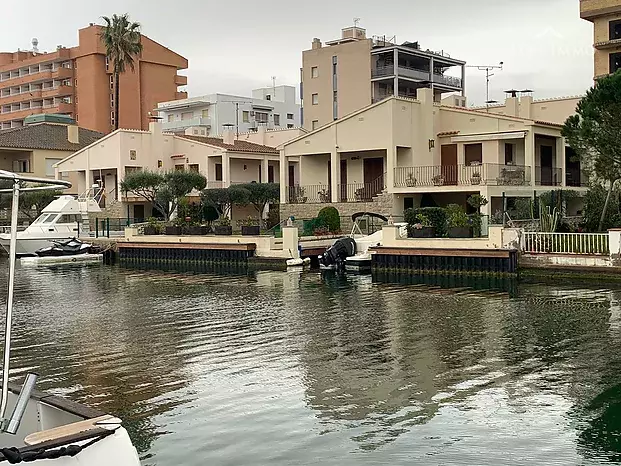 Très Belle Maison de Pecheurs avec amarre privée à Santa Margarita