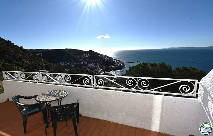 ROSES - CANYELLES: Belle maison avec licence touristique, vue mer et piscine à vendre