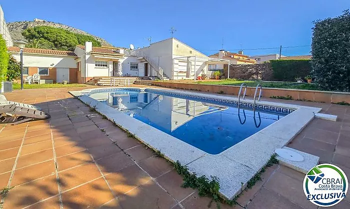 Maison avec un grand potentiel, spacieuse, bien située, avec piscine et vue sur le château de Torroella de Montgrí