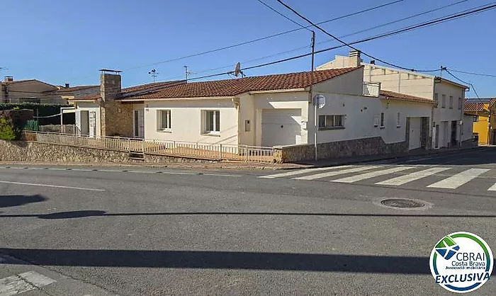 Maison avec un grand potentiel, spacieuse, bien située, avec piscine et vue sur le château de Torroella de Montgrí