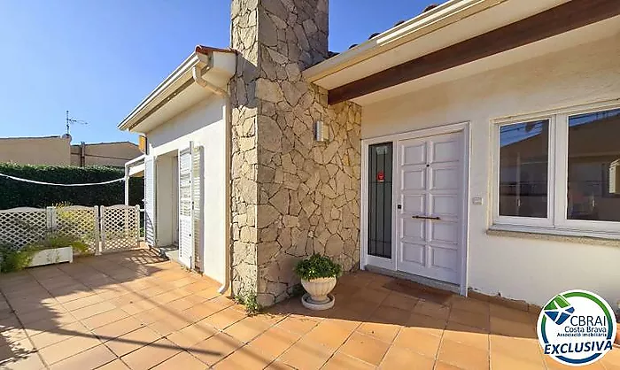 Casa con gran potencial, espaciosa, bien ubicada, con piscina y vistas al castillo de Torroella de Montgrí