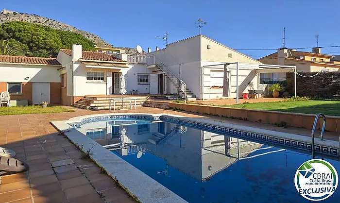 Maison avec un grand potentiel, spacieuse, bien située, avec piscine et vue sur le château de Torroella de Montgrí