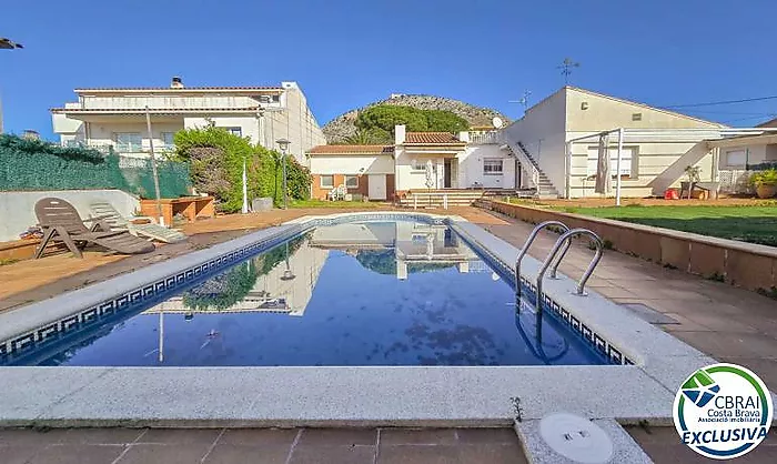 Casa con gran potencial, espaciosa, bien ubicada, con piscina y vistas al castillo de Torroella de Montgrí