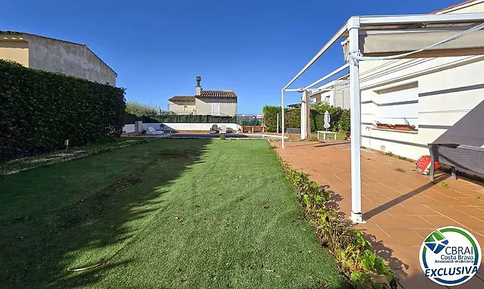 Casa con gran potencial, espaciosa, bien ubicada, con piscina y vistas al castillo de Torroella de Montgrí