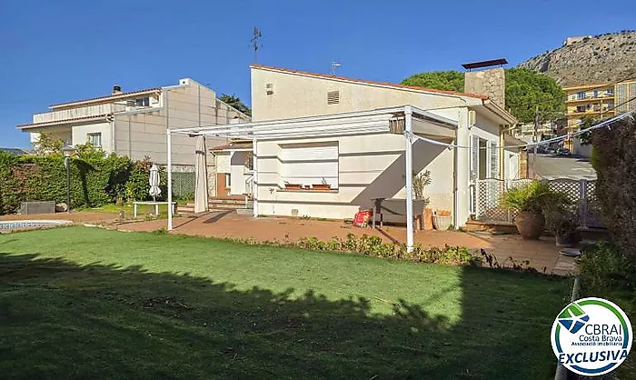 Casa con gran potencial, espaciosa, bien ubicada, con piscina y vistas al castillo de Torroella de Montgrí