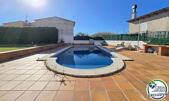 Casa con gran potencial, espaciosa, bien ubicada, con piscina y vistas al castillo de Torroella de Montgrí