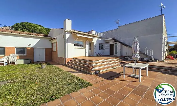 Casa con gran potencial, espaciosa, bien ubicada, con piscina y vistas al castillo de Torroella de Montgrí