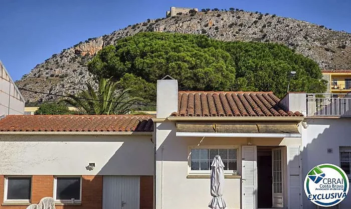 Maison avec un grand potentiel, spacieuse, bien située, avec piscine et vue sur le château de Torroella de Montgrí