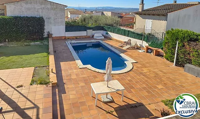 Casa con gran potencial, espaciosa, bien ubicada, con piscina y vistas al castillo de Torroella de Montgrí