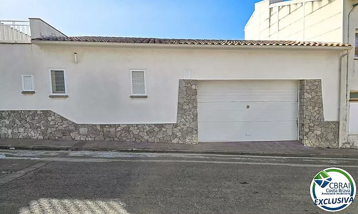 Casa con gran potencial, espaciosa, bien ubicada, con piscina y vistas al castillo de Torroella de Montgrí