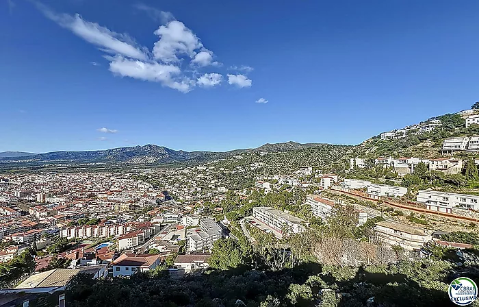 EN VENTA – APARTAMENTO REFORMADO CON TERRAZA Y VISTAS AL PARQUE NATURAL – ROSES, COSTA BRAVA