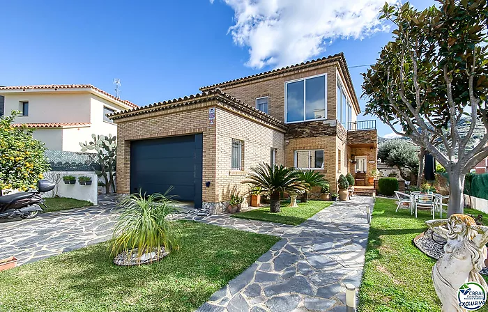 Encantadora Casa Independiente con Piscina en Mas Oliva, Roses