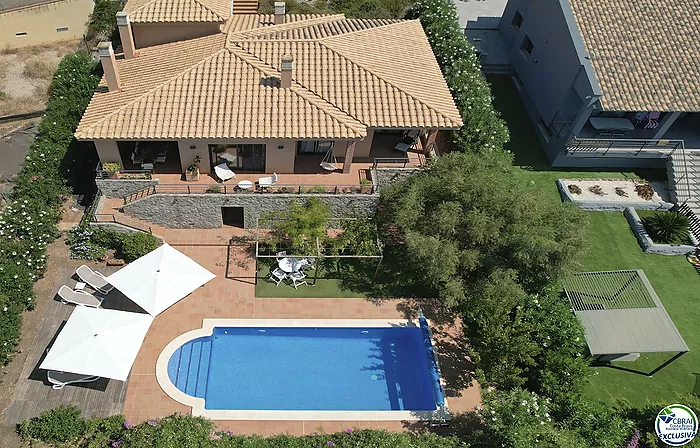 VILLA CON PISCINA Y MUCHO POTENCIAL