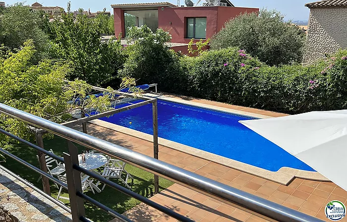 Villa avec piscine et beaucoup de potentiel