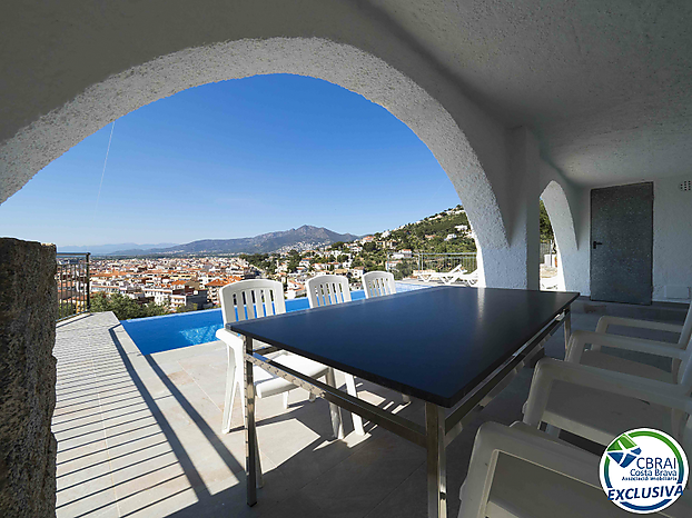 Maison avec la vue sur la mer