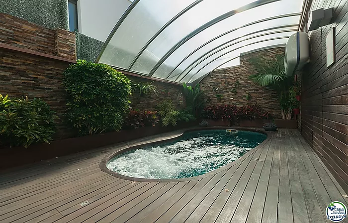 Fantastique maison moderne avec piscine, cuisine extérieure et à quelques pas de la plage.