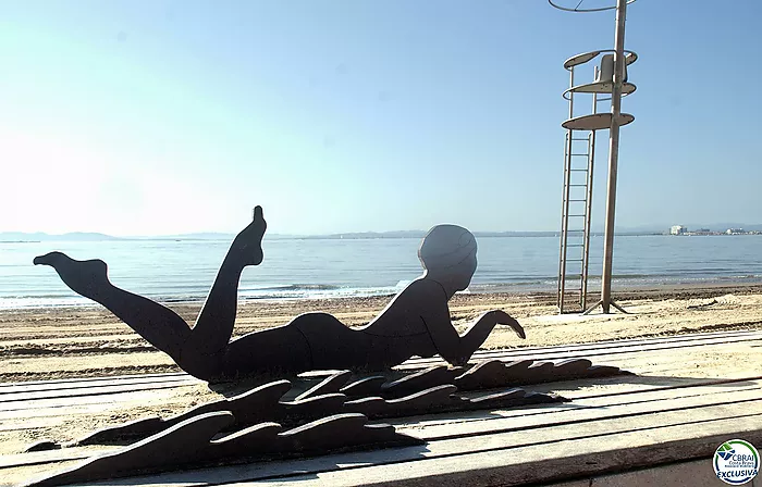 Fantastique maison moderne avec piscine, cuisine extérieure et à quelques pas de la plage.