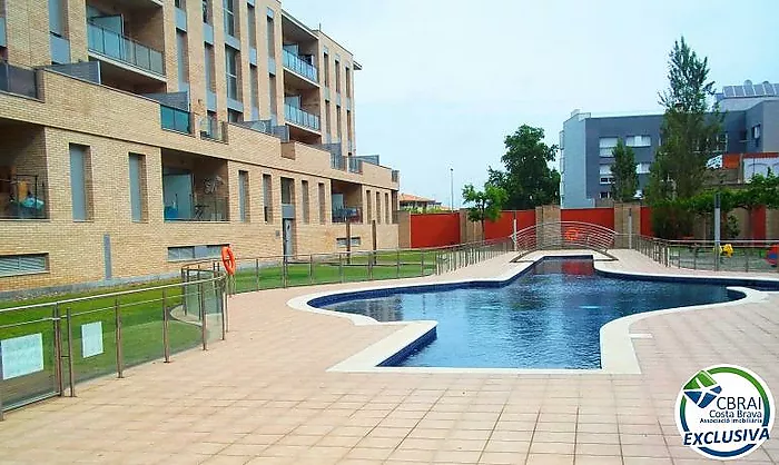 PUIG ROM  Apartamento de dos dormitorios con piscina comunitaria, parking y solárium