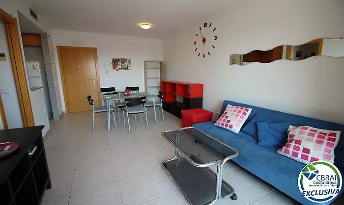 PUIG ROM  Apartamento de dos dormitorios con piscina comunitaria, parking y solárium