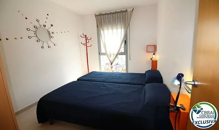 PUIG ROM  Apartamento de dos dormitorios con piscina comunitaria, parking y solárium