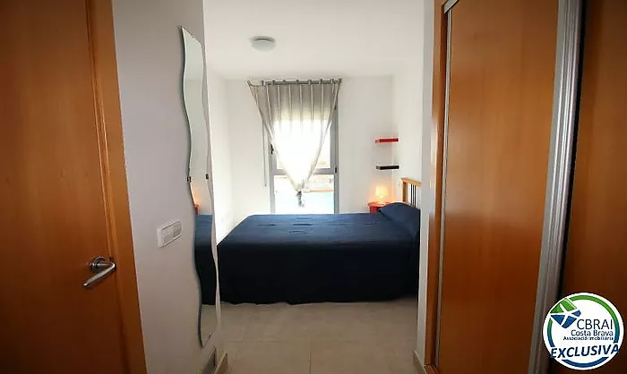 PUIG ROM  Apartamento de dos dormitorios con piscina comunitaria, parking y solárium