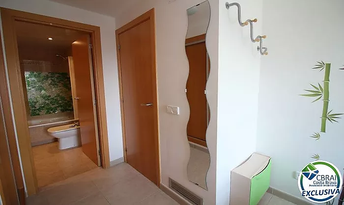 PUIG ROM  Apartamento de dos dormitorios con piscina comunitaria, parking y solárium