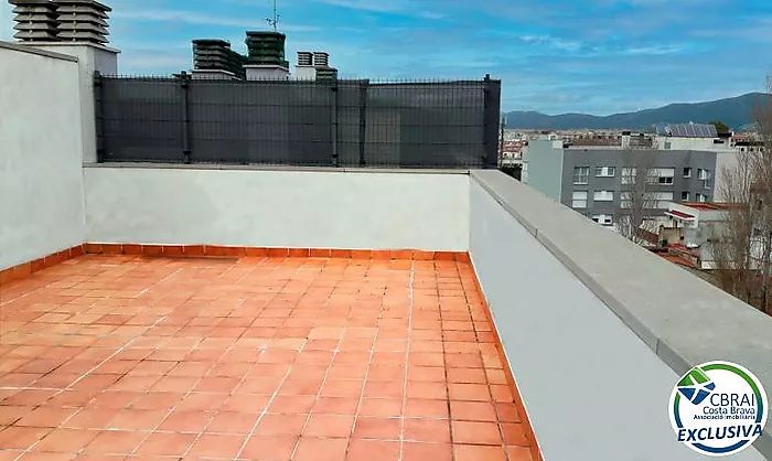 PUIG ROM  Apartamento de dos dormitorios con piscina comunitaria, parking y solárium