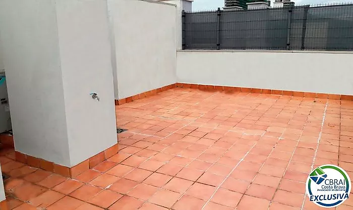 PUIG ROM  Apartamento de dos dormitorios con piscina comunitaria, parking y solárium