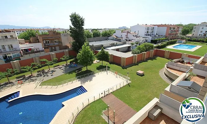 PUIG ROM  Apartamento de dos dormitorios con piscina comunitaria, parking y solárium