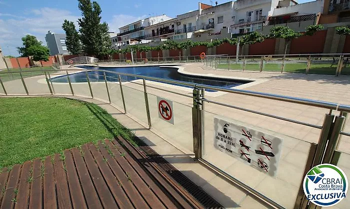 PUIG ROM  Apartamento de dos dormitorios con piscina comunitaria, parking y solárium