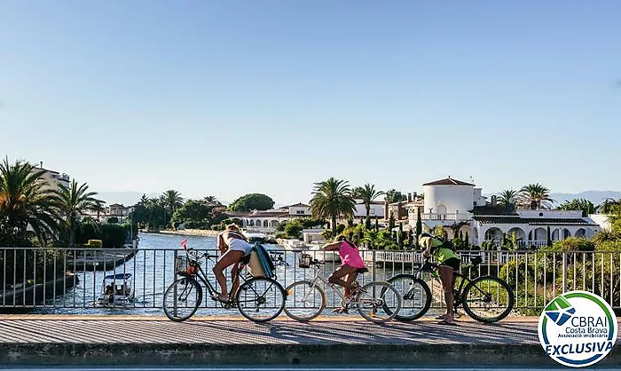 PUIG ROM  Apartamento de dos dormitorios con piscina comunitaria, parking y solárium