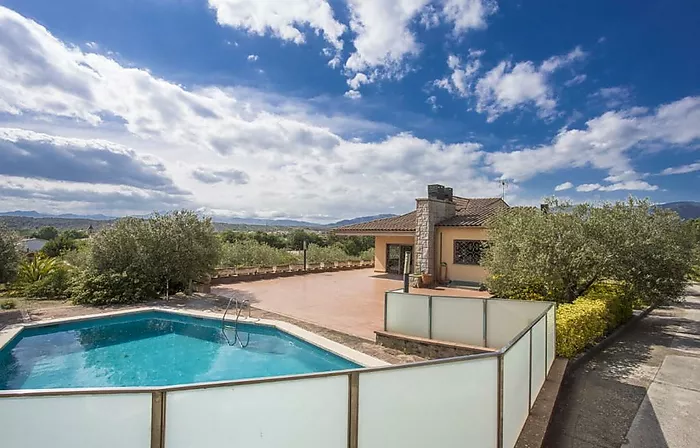 Magnifica vivienda sobre un terreno de 2 Has en Sant Climent Sescebes