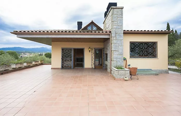 Magnifica vivienda sobre un terreno de 2 Has en Sant Climent Sescebes