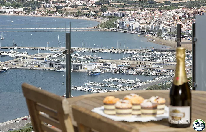 MAISON SUR LE PORT DE ROSES ET VUE SUR LA MER