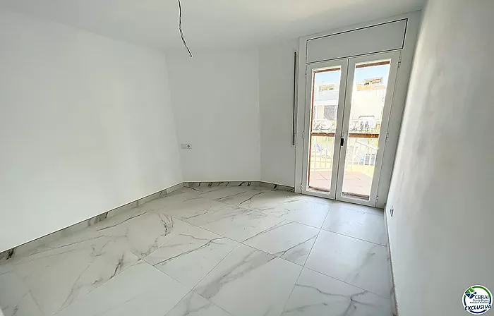 IMPRESIONANTE VISTA AL CANAL - APARTAMENTO DE 3 DORMITORIOS EN ROSAS SANTA MARGARITA