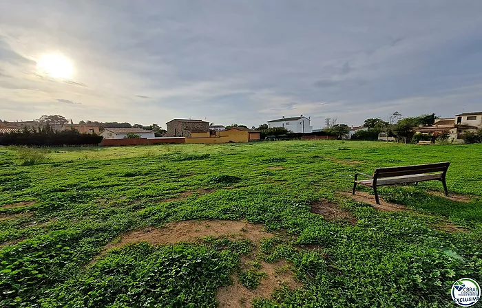 Grand terrain double de 1604m2 pour construire votre maison avec piscine et jardin parfait. Une offre spéciale !