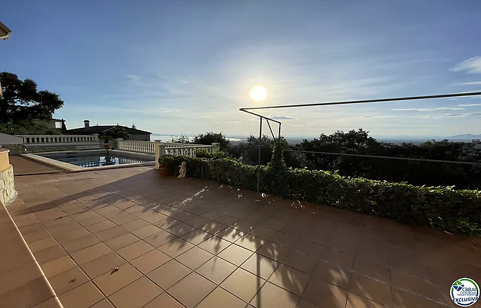 Villa con vista al mar y piscina en la tranquila zona de Mas Fumats dónde pasar momentos inolvidables con su familia