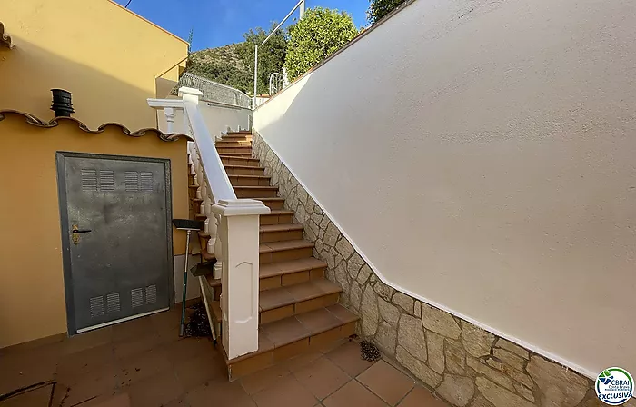 Villa con vista al mar y piscina en la tranquila zona de Mas Fumats dónde pasar momentos inolvidables con su familia