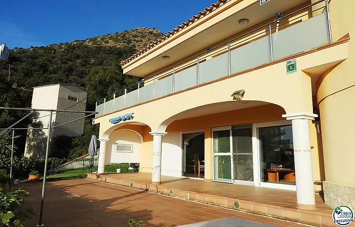 Villa con vista al mar y piscina en la tranquila zona de Mas Fumats dónde pasar momentos inolvidables con su familia