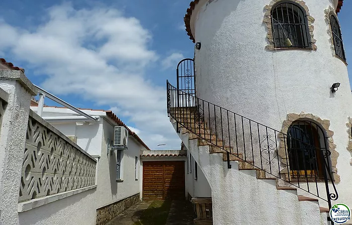 Casa de 4 habitaciones, garaje y piscina, en buen sector, cerca de los comercios.