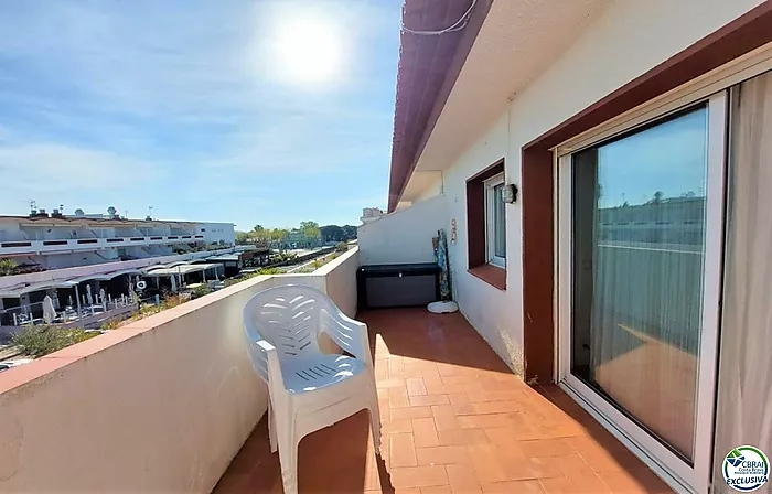 Bonito apartamento con terraza y estilo moderno