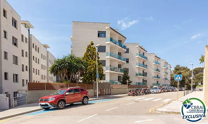 Magnífico ático de 2 dormitorios en una residencia muy bonita con piscina