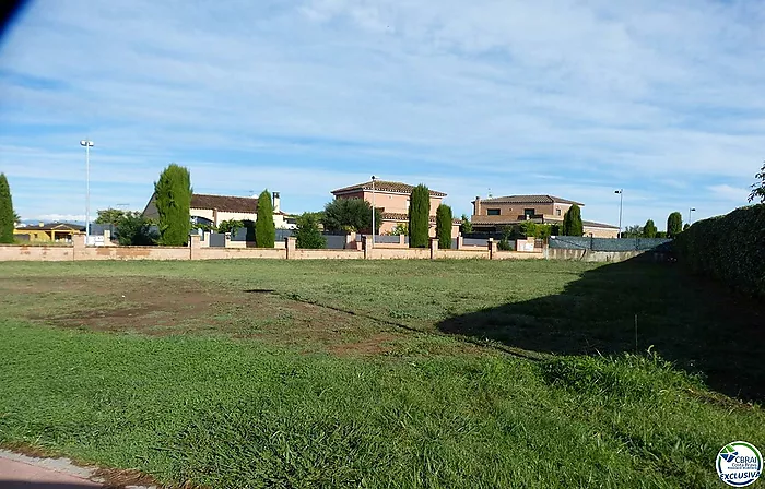 Très beau terrain dans une zone résidentielle très exclusive qui est très bien reliée à l'autoroute.