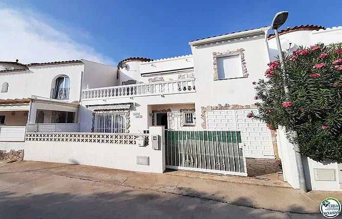 Belle maison jumelée bien entretenue sur le lac Maurici avec amarre