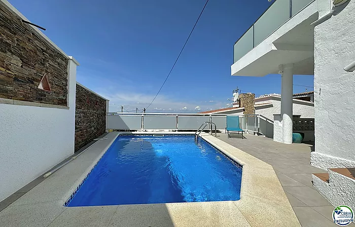 Jolie maison jumelée avec 2 appartements séparées et piscine privée