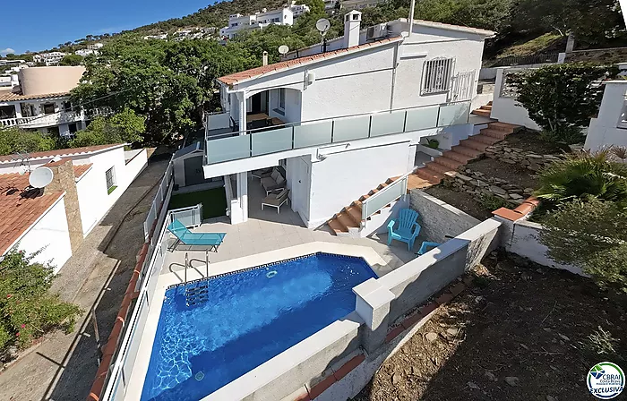 Para invertir o disfrutar ! Casa adosada y completamente reformada con 2 apartamentos y piscina privada