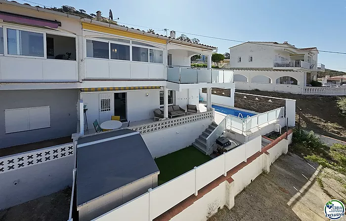 Para invertir o disfrutar ! Casa adosada y completamente reformada con 2 apartamentos y piscina privada