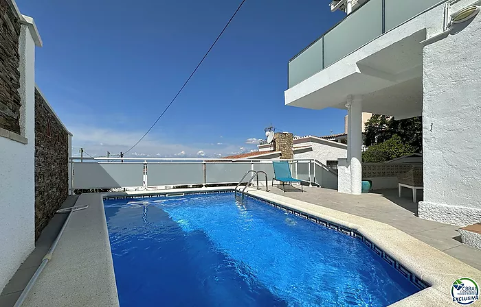 Jolie maison jumelée avec 2 appartements séparées et piscine privée