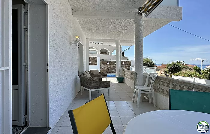 Para invertir o disfrutar ! Casa adosada y completamente reformada con 2 apartamentos y piscina privada