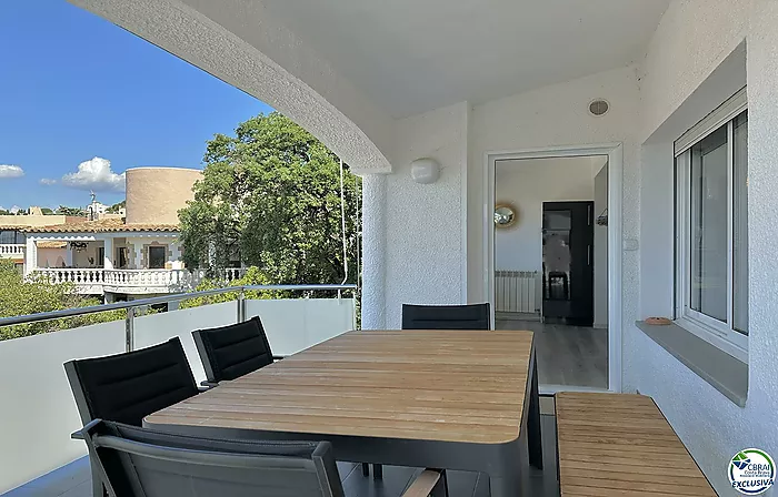 Para invertir o disfrutar ! Casa adosada y completamente reformada con 2 apartamentos y piscina privada